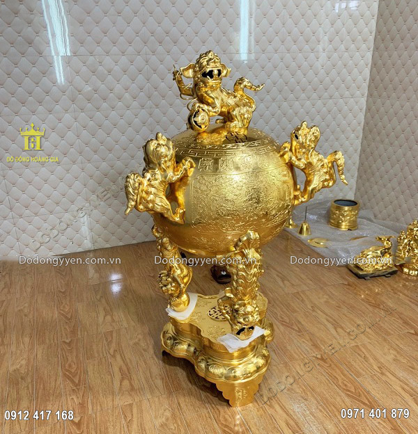 Mẫu đỉnh đồng thất l&acirc;n được d&aacute;t v&agrave;ng mang lại sự nổi bật v&agrave; đẳng cấp của gia chủ